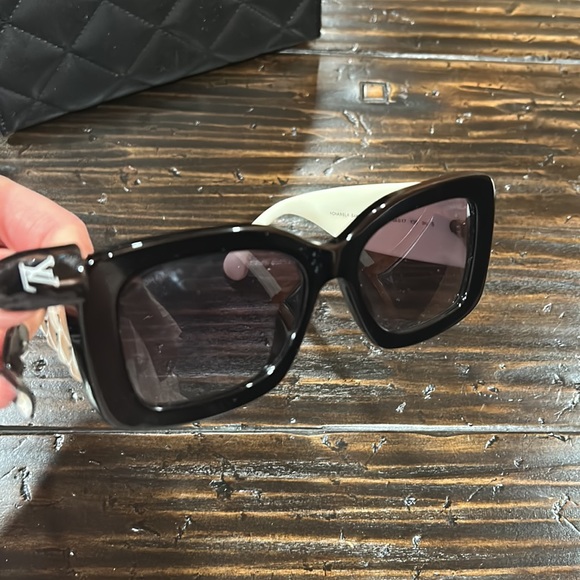 SOLD! CHANEL 2023 STUNNING SHADES. BEAUTIFUL!!!! Enjoyed maybe 3 times. - Picture 9 of 17